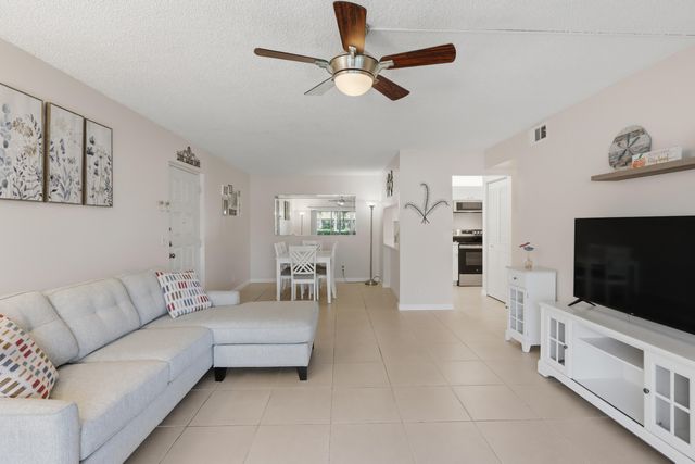 627 Sea Pine Way D1, Greenacres, FL 33415