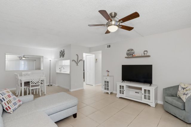 627 Sea Pine Way D1, Greenacres, FL 33415
