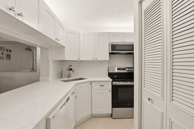 627 Sea Pine Way D1, Greenacres, FL 33415