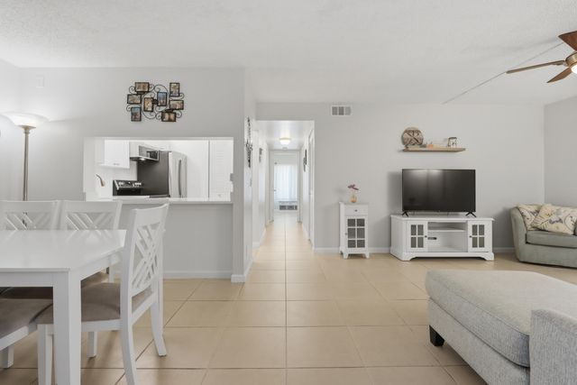 627 Sea Pine Way D1, Greenacres, FL 33415