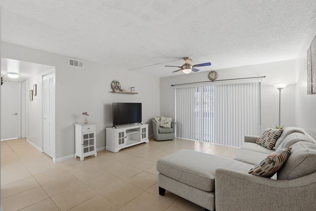 627 Sea Pine Way D1, Greenacres, FL 33415