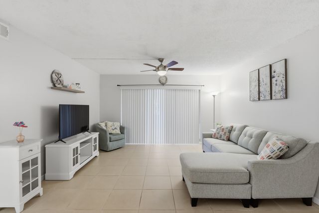 627 Sea Pine Way D1, Greenacres, FL 33415
