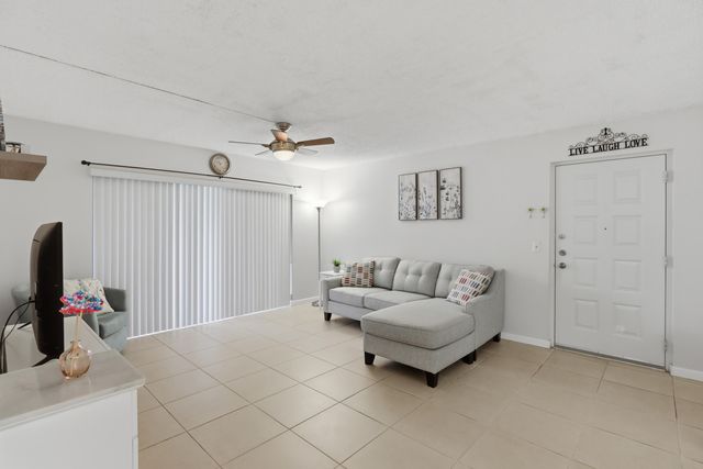627 Sea Pine Way D1, Greenacres, FL 33415