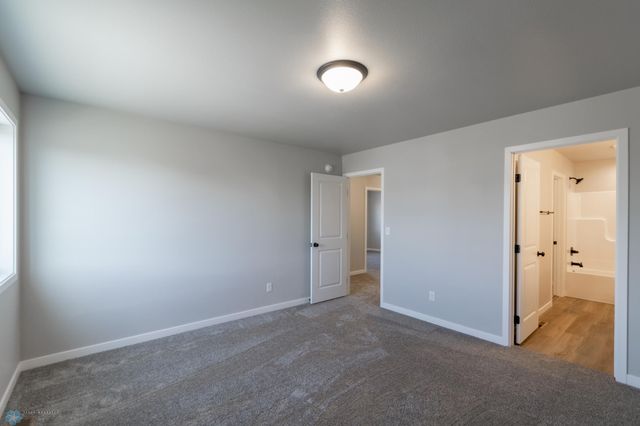 1113 60th Avenue W, West Fargo, ND 58078