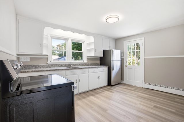 6 Pleasant St, Chelmsford, MA 01824