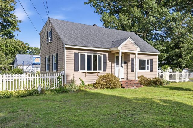 6 Pleasant St, Chelmsford, MA 01824