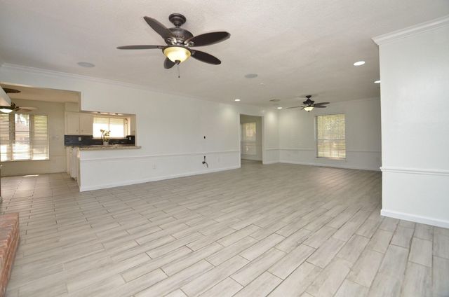 2711 Williamsburg Drive, Dickinson, TX 77539