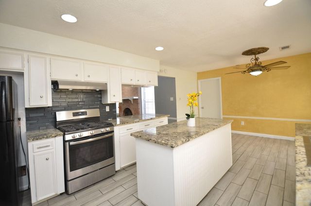 2711 Williamsburg Drive, Dickinson, TX 77539
