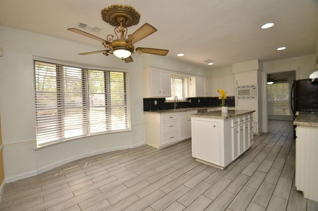 2711 Williamsburg Drive, Dickinson, TX 77539