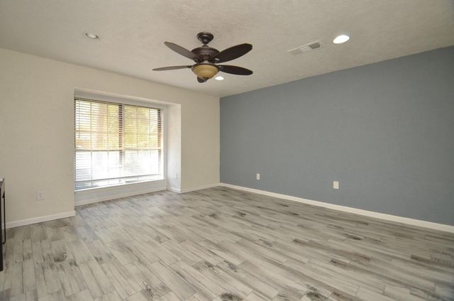2711 Williamsburg Drive, Dickinson, TX 77539