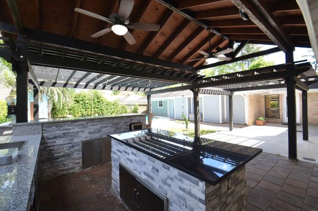 2711 Williamsburg Drive, Dickinson, TX 77539