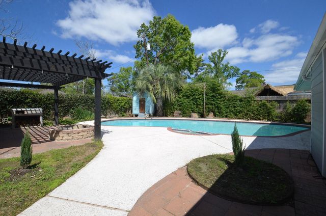 2711 Williamsburg Drive, Dickinson, TX 77539