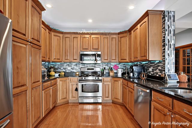 5012 W Lake Shore Drive, Wonder Lake, IL 60097