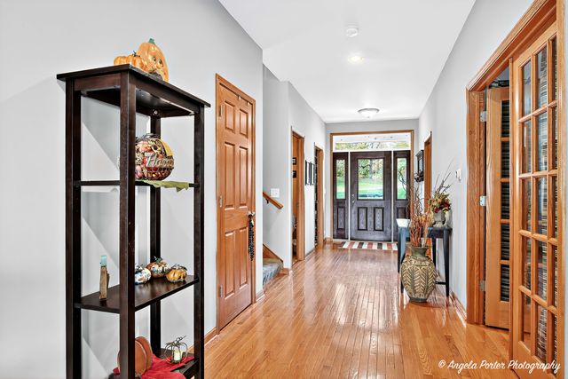 5012 W Lake Shore Drive, Wonder Lake, IL 60097