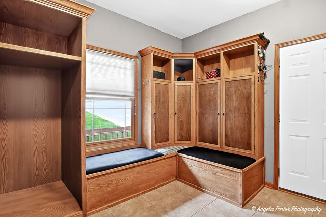 5012 W Lake Shore Drive, Wonder Lake, IL 60097