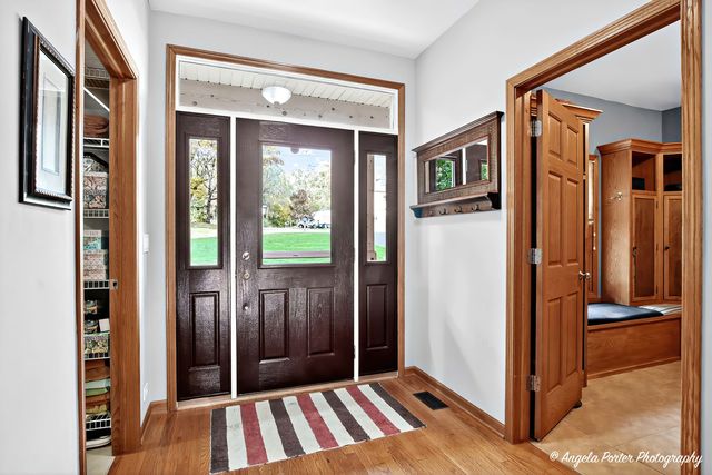 5012 W Lake Shore Drive, Wonder Lake, IL 60097