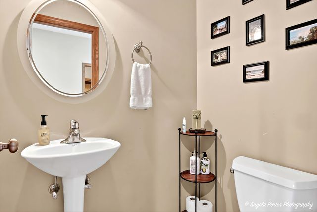 5012 W Lake Shore Drive, Wonder Lake, IL 60097