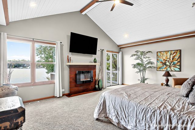 5012 W Lake Shore Drive, Wonder Lake, IL 60097