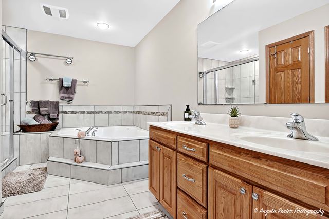 5012 W Lake Shore Drive, Wonder Lake, IL 60097