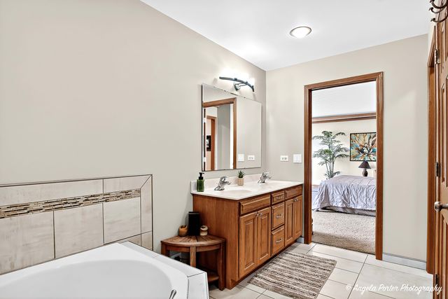 5012 W Lake Shore Drive, Wonder Lake, IL 60097