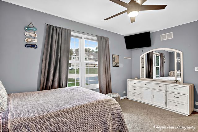 5012 W Lake Shore Drive, Wonder Lake, IL 60097