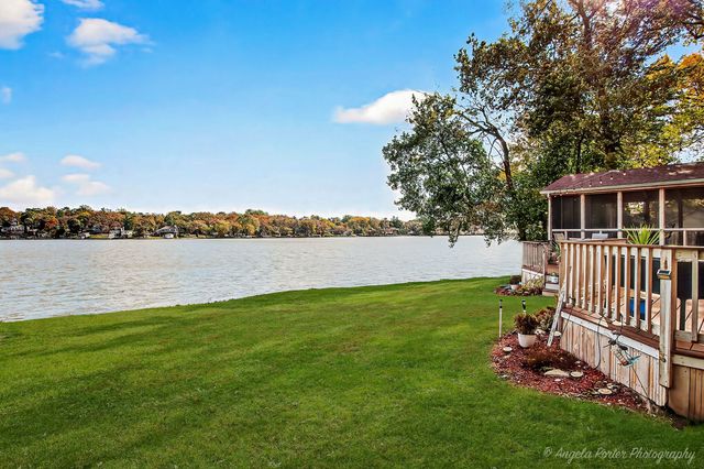 5012 W Lake Shore Drive, Wonder Lake, IL 60097