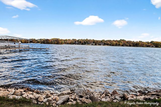 5012 W Lake Shore Drive, Wonder Lake, IL 60097