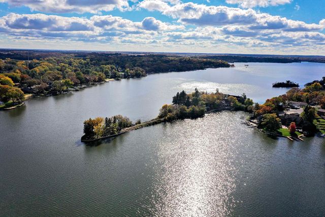 5012 W Lake Shore Drive, Wonder Lake, IL 60097