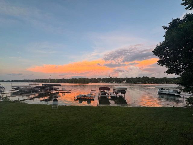 5012 W Lake Shore Drive, Wonder Lake, IL 60097