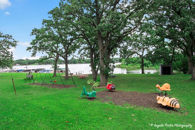 5012 W Lake Shore Drive, Wonder Lake, IL 60097