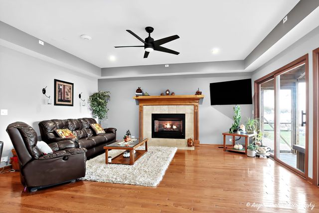 5012 W Lake Shore Drive, Wonder Lake, IL 60097