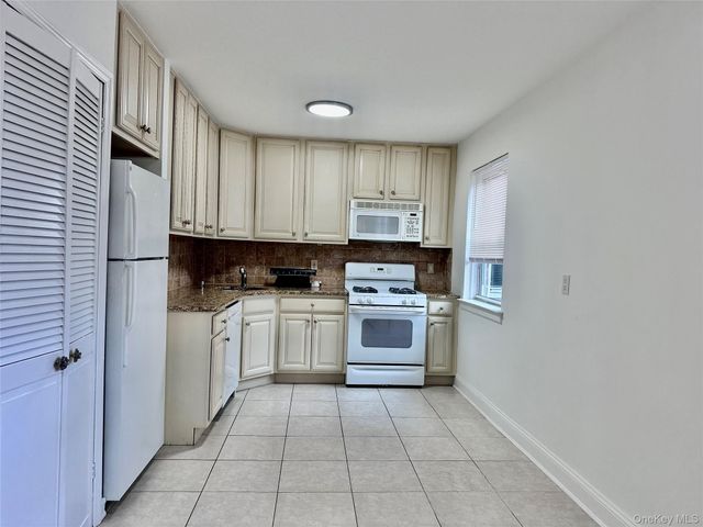 25555 75th Avenue GV31, Glen Oaks, NY 11004