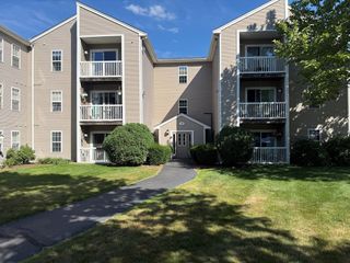 4 Marc Dr 4B6, Plymouth, MA 02360