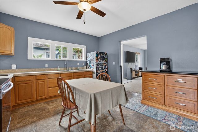 1203 W Main St, Centralia, WA 98531