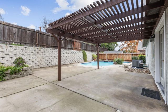 3625 Black Eagle Dr, Antelope, CA 95843