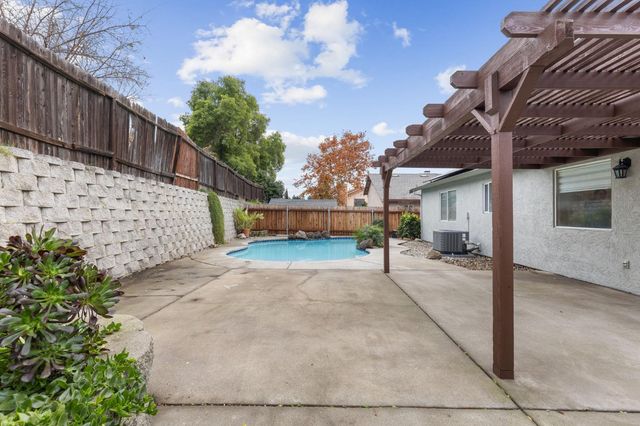 3625 Black Eagle Dr, Antelope, CA 95843