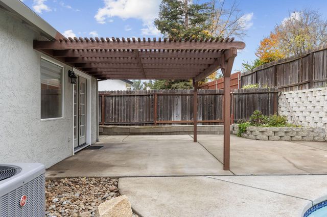 3625 Black Eagle Dr, Antelope, CA 95843