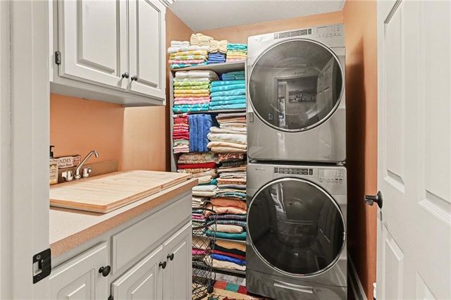 4005 SW Homestead Drive, Lee's Summit, MO 64082