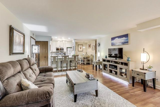 1356 N Sterling Avenue 102, Palatine, IL 60067