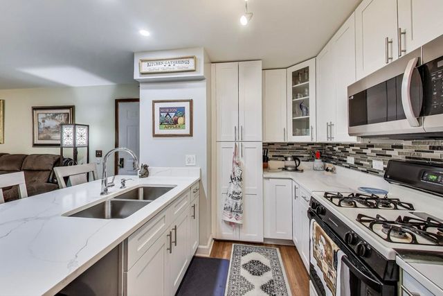 1356 N Sterling Avenue 102, Palatine, IL 60067