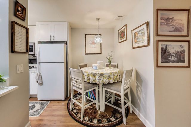 1356 N Sterling Avenue 102, Palatine, IL 60067