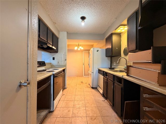 2216 E 66th Place 1805, Tulsa, OK 74136