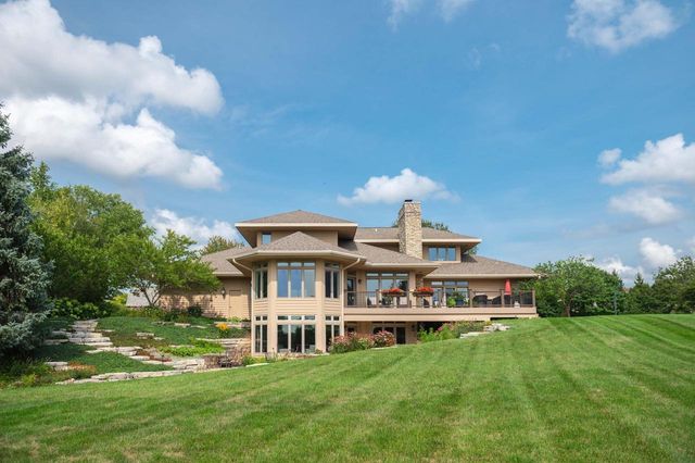 1801 E Bristlecone DRIVE, Hartland, WI 53029