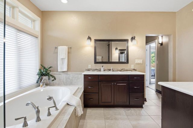 1801 E Bristlecone DRIVE, Hartland, WI 53029