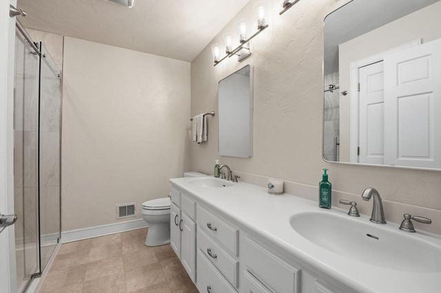 1801 E Bristlecone DRIVE, Hartland, WI 53029