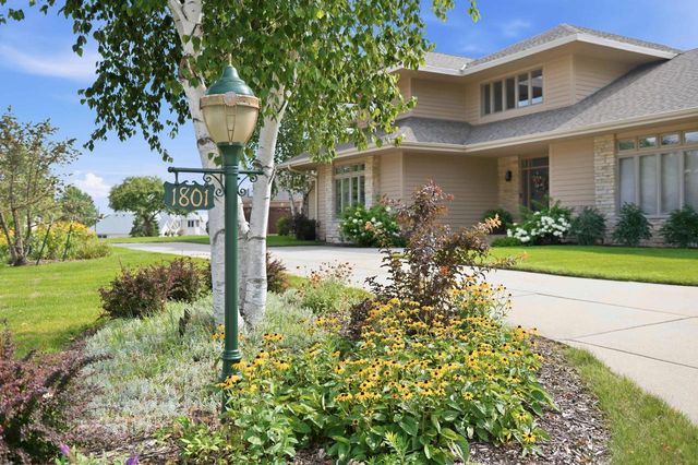 1801 E Bristlecone DRIVE, Hartland, WI 53029