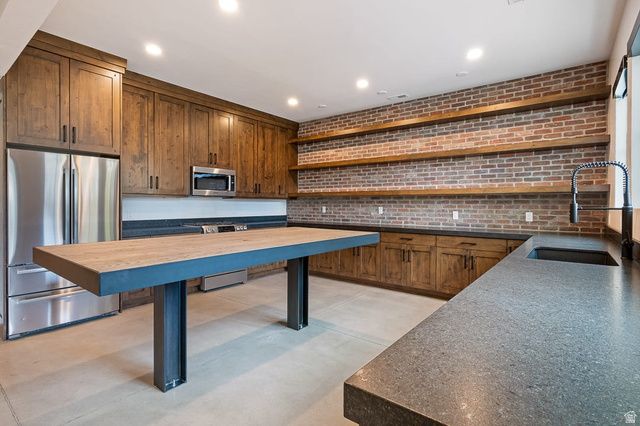 11 E CROSS HILL LN, Sandy, UT 84092