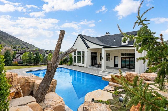 11 E CROSS HILL LN, Sandy, UT 84092