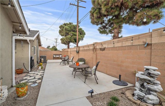 17612 Wrightwood Lane, Huntington Beach, CA 92649