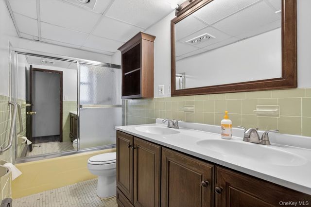 9 Bay Beach Avenue, Bayville, NY 11709